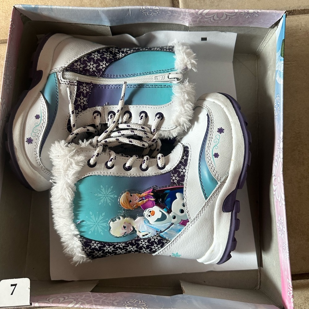 Snow boots